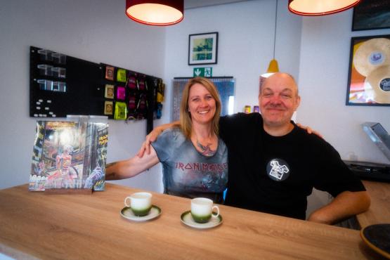 Zwei Angebote unter einem Dach – das ist das Konzept von 
„RockHeart“, dem neuen Ladenlokal an der Rheiner Straße 106. Zwischen Vinyl-Schätzen, Kaffeeduft und Yogamatten haben Christian Albers und Bettina 
Klingenberg einen besonderen Ort geschaffen, der sowohl Einzelhandel als auch Dienstleistungen vereint.