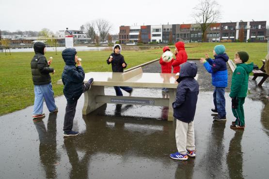 Kinder bespielen die neue Tischtennisplatte im Emsauenpark. 