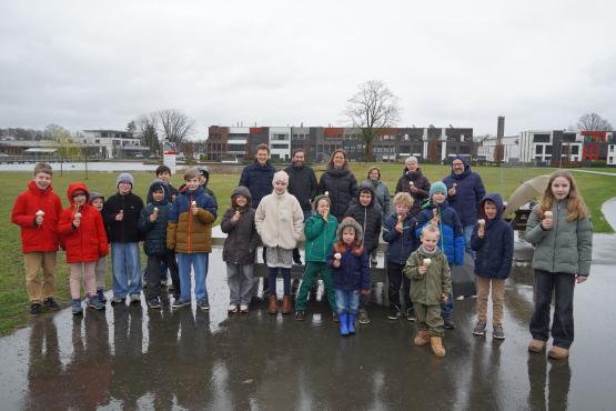 Zahlreiche Kinder, Eltern und Mitarbeiter der Firma Gelze Architekten waren zu der offiziellen Einweihung der Tischtennisplatte gekommen – selbst Dauerregen und Wind konnten sie nicht davon abhalten.