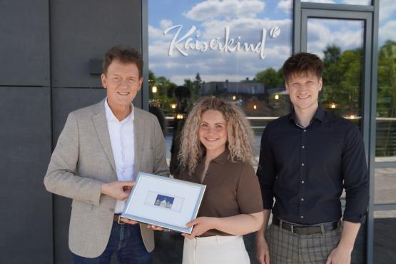 Oberbürgermeister Dieter Krone (li.) und Citymanager Moritz Lüttel (re.) gratulieren Medina Softic zur Neueröffnung.