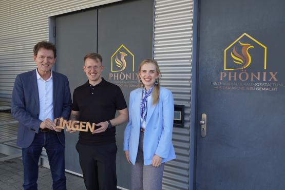 Oberbürgermeister Dieter Krone (li.) und Caroline Ohmann (re.) gratulieren Jurgen Ndoci zum Neustart. 

