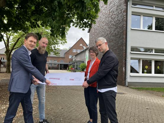 Stellten die Pläne an der Overbergschule vor: (v. li.) Oberbürgermeister Dieter Krone, Schulleiter Frank Ramler, Dezernentin Monika Schwegmann und Stefan Weber vom Fachdienst Hochbau.