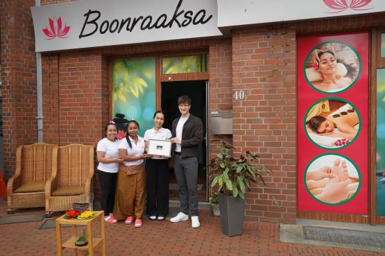 Freuen sich, dass das Thaimassagestudio Boonraaksa erhalten bleibt: (v. li.) Wongduen Hagemann, die Inhaberinnen Jintana Bunkuea und Yaowalak Boonchok sowie Citymanager Moritz Lüttel. 