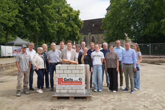 Im Rahmen der Grundsteinlegung wurde auch eine Zeitkapsel im Fundament des Gebäudes eingelassen. Sie enthält unter anderem ein Foto der ehemaligen Gaststätte Heskamp, aktuelle Baupläne sowie eine Tageszeitung und ein Spielzeugauto und soll späteren Generationen einen Einblick in die Entstehungsgeschichte des neuen Krippenhauses geben.