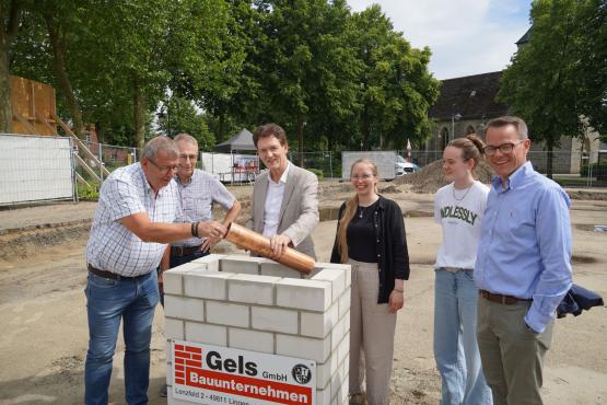Befüllten die Kapsel: (v. li.) Ortsbürgermeister Martin Koopmann, Architekt Ulrich Wolbeck, Oberbürgermeister Dieter Krone, Marina Kolotas, Benedikt Jansen und Leonie Roosen vom Architekturbüro Wolbeck und der Vorsitzende des Ausschusses Björn Roth