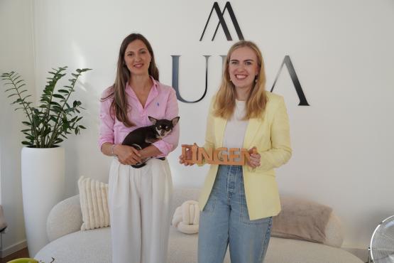 Caroline Ohmann von der Wirtschaftsförderung der Stadt Lingen gratuliert LURA Pilates-Gründerin Tatjana Fritzler zur Eröffnung ihres Studios in Lingen.