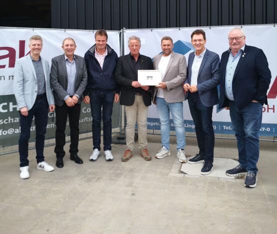 Oberbürgermeister Dieter Krone (2. v. r.) gratulierte gemeinsam mit Ortsbürgermeister Klaus Goldschmidt (3. v. l.), stellv. WGA-Vorsitzender Stefan Wittler (r.) wie auch Wirtschaftsförderer Dietmar Lager (l.) Ralf Schulte, Burkhard Kirchhoff und Jürgen Struckman (v. l.).