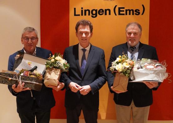 Oberbürgermeister Dieter Krone (Mitte) verabschiedete Werner Hartke (links) und Manfred Schonhoff aus dem Lingener Stadtrat und dankte beiden für 25 Jahre kommunalpolitisches Engagement. Der Zweite Bürgermeister Hartke war insgesamt 30 Jahre kommunalpolitisch aktiv, davon 25 Jahre im Stadtrat.