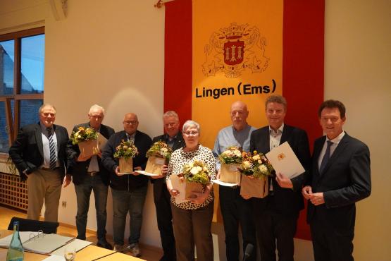 Für ihren langjährigen Einsatz im Lingener Stadtrat dankte Oberbürgermeister Dieter Krone den ausscheidenden Mitgliedern. Das Foto zeigt (v. l. n. r.) den stell-vertretenden Ratsvorsitzenden Manfred Schonhoff, Günter Reppien, Josef Heskamp, Uwe Hilling, Margitta Hüsken, Heiner Rehnen, Jens Beeck und Oberbürgermeister Dieter Krone.