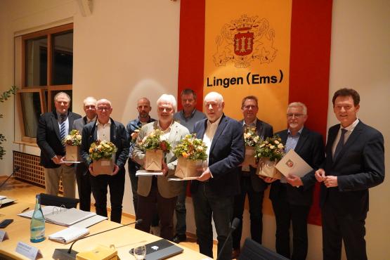 Für ihr jahrzehntelanges kommunalpolitisches Engagement wurden die Geehrten durch den Niedersächsischen Städtetag beziehungsweise die Stadt Lingen aus-gezeichnet. Das Foto zeigt (v. l. n. r.) den stellvertretenden Ratsvorsitzenden Manfred Schonhoff, Stefan Heskamp, Hermann Krone, Michael Lammel, Hermann Gebbeken, Rainer Varel, Robert Koop, Dieter Krieger, Jörg Rieken und Oberbürgermeister Dieter Krone. Gebbeken und Koop wurden zugleich aus dem Stadtrat verabschiedet.