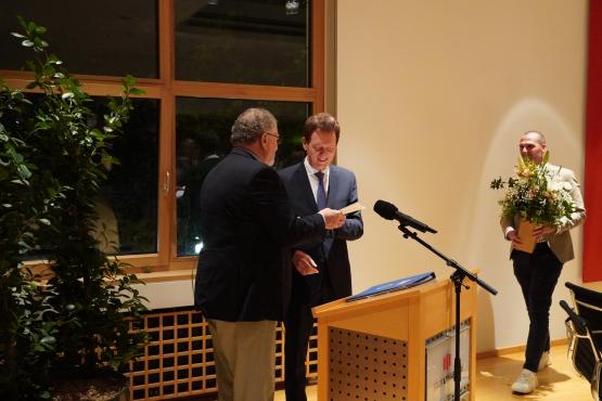Der stellvertretende Ratsvorsitzende Manfred Schonhoff überreichte Oberbürgermeister Dieter Krone eine Urkunde der Stadt Lingen als Anerkennung für seine Verdienste.