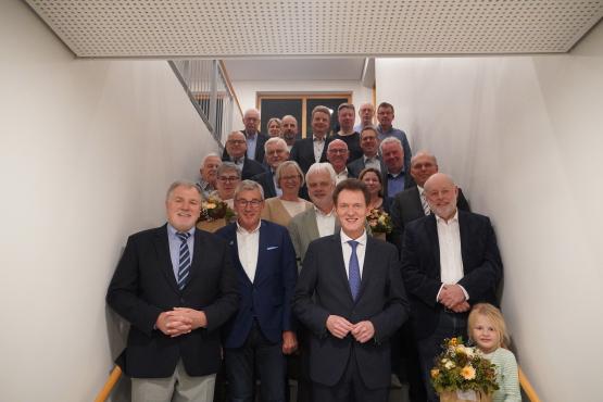 Gemeinsames Erinnerungsfoto zum Abschluss der Wahlperiode: Die geehrten und verabschiedeten Ratsmitglieder sowie die für ihr langjähriges Engagement ausgezeichneten Mitglieder der Ortsräte.