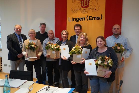 Oberbürgermeister Dieter Krone dankte den ausscheidenden Ratsmitgliedern für ihren langjährigen Einsatz für Lingen. Das Foto zeigt (v. l. n. r.) den stellvertreten-den Ratsvorsitzenden Manfred Schonhoff, Marlies Egbers, Peter Lüttel, Karl-Heinz Schwarz, Christina Lobenberg, Oberbürgermeister Dieter Krone, Martina Pellny, Sandra Primke und Farid Frank.