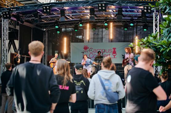 Das Motto von Campus in Concert lautete schon immer: Umsonst und drinnen. Jede*r ist herzlich willkommen!