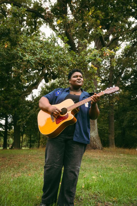 Die Gitarre ist NAOMIs treue Begleiterin und stets das Herzstück ihrer Musik.