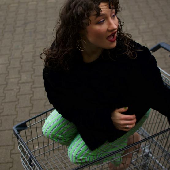Lyn Bee präsentiert eine Performance, die zum Tanzen, Lachen und Mitsingen einlädt.