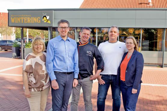 Stellen gemeinsam die Weichen für die Zukunft: Bianca und Manuel
Wintering, Bäckermeister Daniel Wintering und Matthias und Stefanie Meyer (von links). 