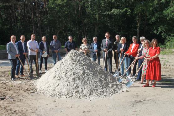 Zum symbolischen Spatenstich kamen alle beteiligten Akteure um Landrat Marc-André Burgdorf (7. v. r.) in der Beckstraße zusammen. Ebenfalls im Bild sind die künftigen Nutzer des Gebäudes, Bettina Wichmann (r.), künftige Leiterin der Carl-Orff-Schule, gemeinsam mit der an diesem Tag verabschiedeten Schulleiterin Regina Hannemann (3. v. r.), sowie Christina Almandoz, Leiterin des Medienzentrums Emsland in Lingen (2. v. r.).  