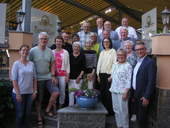 Die Vertretungsmitglieder der Seniorenvertretung Lingen mit ihren Gastgebern der Partnerstadt Marienberg, Bürgermeister André Heinrich (r.), Sandra Schmieder (l.), Undine Theml (2.Reihe 3.v.r.) Meike Eichinger (3.Reihe 3.v.r.) Andreas Haustein (obere Reihe 3.v.r.) 