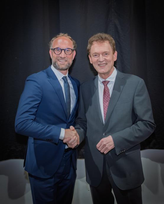 Amtsübergabe in Lingen: Jens Hofschröer (links) und Dieter Krone bei der offiziellen Verabschiedung in der Halle IV.
