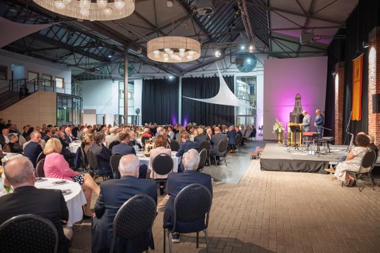 Blick in die gut besuchte Halle IV: Der Erste Bürgermeister Stefan Heskamp und der Erste Stadtrat Lothar Schreinemacher begrüßten die Gäste zur offiziellen Verabschiedung von Oberbürgermeister Dieter Krone.