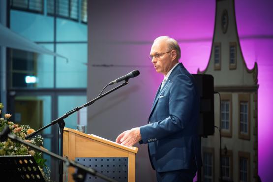 Der Erste Bürgermeister Stefan Heskamp würdigte in seiner Laudatio die 16-jährige Amtszeit von Oberbürgermeister Dieter Krone und dankte ihm für seinen Einsatz für die Stadt Lingen.
