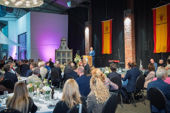 Zahlreiche Gäste aus Politik, Verwaltung, Wirtschaft und Gesellschaft waren in die Halle IV gekommen, um Oberbürgermeister Dieter Krone nach 16 Jahren im Amt zu verabschieden. Der Erste Bürgermeister Stefan Heskamp würdigte in seiner Laudatio dessen Verdienste um die Stadt Lingen.