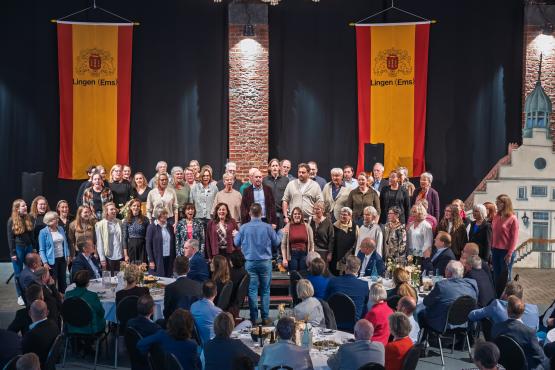 Musik ist eine große Leidenschaft von Dieter Krone. Bei seiner offiziellen Verabschiedung überraschten ihn die Sängerinnen und Sänger der Chorwerkstatt, die er seit vielen Jahren selbst leitet, mit einem Auftritt.