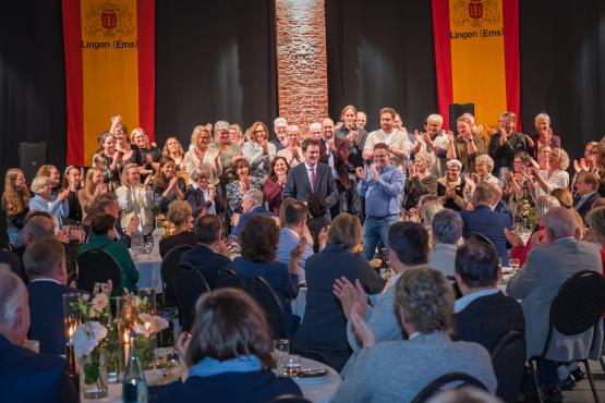Ein bewegender Moment: Dieter Krone zeigte sich sichtlich gerührt von der musikalischen Überraschung seiner Chorwerkstatt. Die Sängerinnen und Sänger und die Gäste dankten ihm mit lang anhaltendem Applaus.