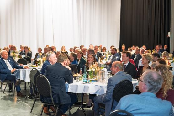 Sichtlich bewegt verfolgten Dieter Krone und seine Familie die persönlichen Abschiedsworte.
