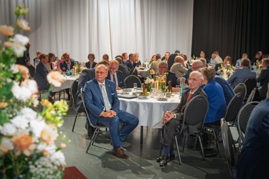 Der Erste Bürgermeister Stefan Heskamp (links) und Karl-Heinz Vehring verfolgten die Redebeiträge zur Verabschiedung von Oberbürgermeister Dieter Krone.