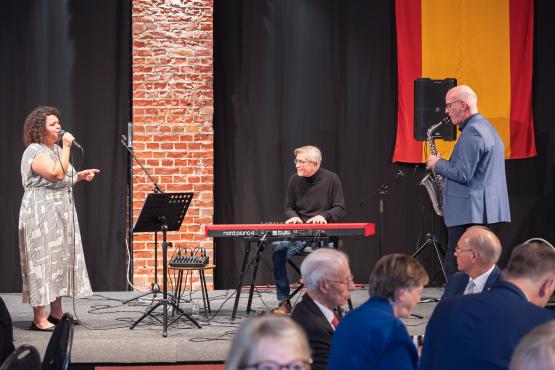 Für die musikalische Begleitung des Abends sorgten Sängerin Katharina Lorenz, Saxofonist Raimund Focks Müter und Rainer Rohe am E-Piano (v. l.).