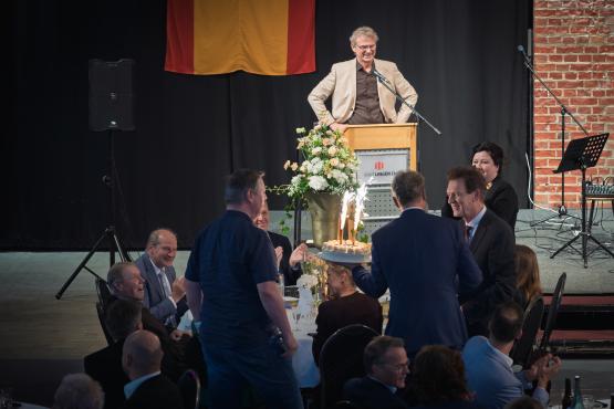 Peter Altmeppen (FDP) würdigte Dieter Krones Einsatz für Lingen und überraschte ihn zum Abschied mit einer Torte.