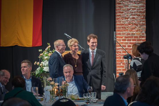 Martin Gerenkamp (links) überbrachte die Abschiedsworte des Landkreises Emsland und gratulierte Dieter Krone im Beisein seiner Frau Ingrid.