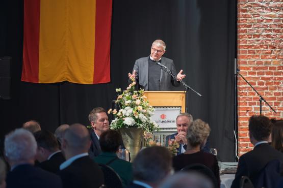 Pfarrer Thomas Burke dankte Dieter Krone insbesondere für sein Engagement für den Fairen Handel und würdigte ihn als fairen, gerechten und geradlinigen Menschen.