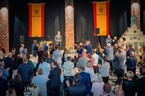 Standing Ovations zum Abschluss: Die Gäste dankten Dieter Krone mit lang anhaltendem Applaus für seinen 16-jährigen Einsatz als Oberbürgermeister der Stadt Lingen.