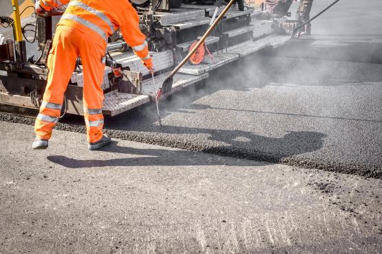 Asphaltierungsarbeiten für neuen Straßenbelag 