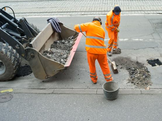Arbeiter auf Fahrbahndecke