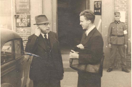 Bürgermeister Brackmann (l.) und sein Dolmetscher Helmut Kampmann vor dem Sitz der Militärregierung.