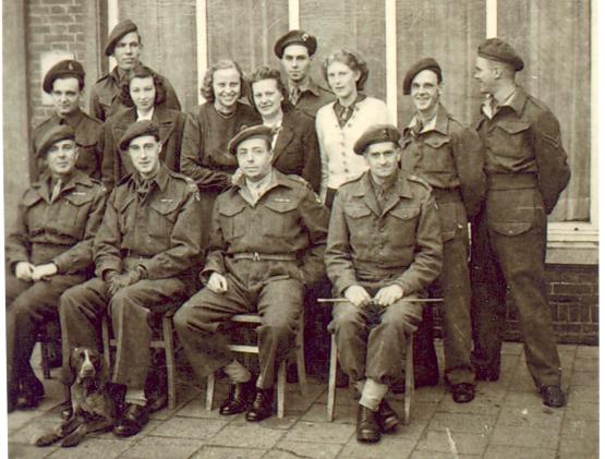 Die deutschen Dolmetscherinnen umgeben von Mitgliedern der Militärregierung.