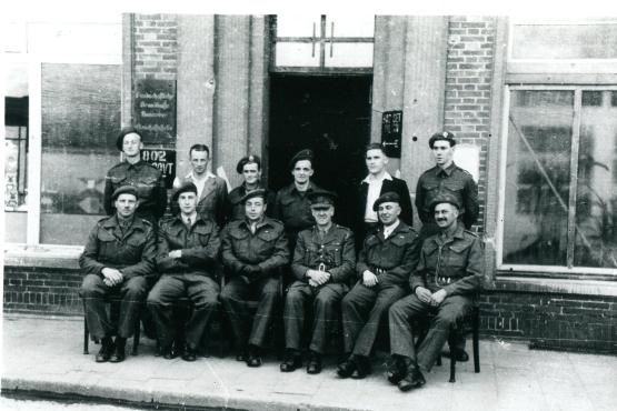 Die Mitglieder der Militärregung in Lingen Anfang Mai 1945.