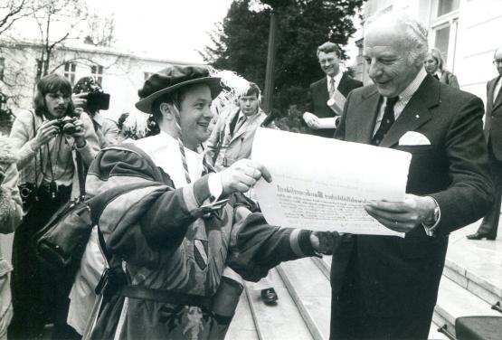 Dr. Joachim Adams präsentiert Bundespräsident Walter Scheel die Einladung zur 1000-Jahr-Feier.