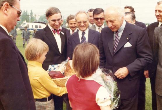 Die Schulkinder Ralf Klumparendt und Anja Konsolke überreichen Bundespräsident Walter Scheel einen Geschenkkorb und einen Bumenstrauß.