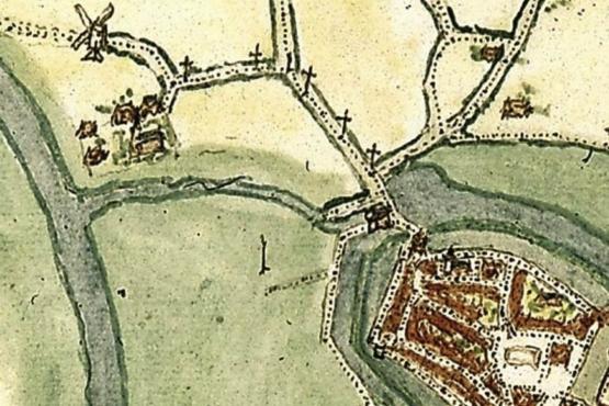 Die Marienkirche mit Kirchhof und Windmühle. Unten rechts die Stadt Lingen mit der inzwischen abgebrochenen Walburgakirche auf dem Marktplatz und dem Neubau in der Kirchstraße. Ausschnitt aus dem Stadtplan des Jacob van Deventer um 1560 (Faksimile: StadtA LIN, Bildersammlung, Nr. 4)