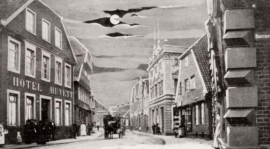 Die Lingener Burgstraße im Mondlicht. 