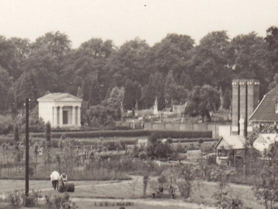 Die Grabstätte der Familie Koke und das Gefallenendenkmal auf dem Alten Friedhof in Lingen.  Blick vom Stadtpark aus, ca. Ende der 1930er Jahre (Stadtarchiv Lingen)