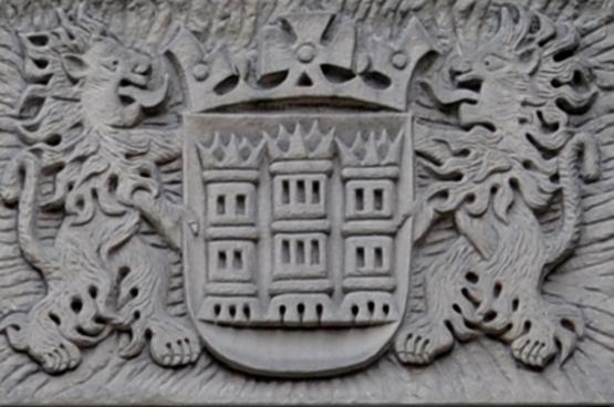 Das Wappen der Stadt Lingen am Neuen Rathaus.