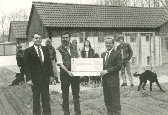 Das alte Tierheim am Horstweg bei einer Spendenübergabe (Tierschutzverein Lingen)