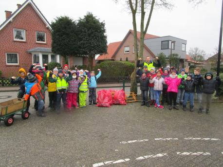 Zahlreiche fleißige Helfer beteiligten sich jedes Jahr an der Landschaftssäuberungsaktion. Das Foto zeigt Schüler der Grundschule Holthausen.