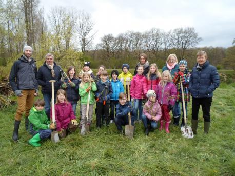 Die Umwelt-AG der der Grundschule Darme beteiligte sich an dem Hotspot 22-Projekt in Darme und pflanzte am Emsufer Weidenstecklinge.